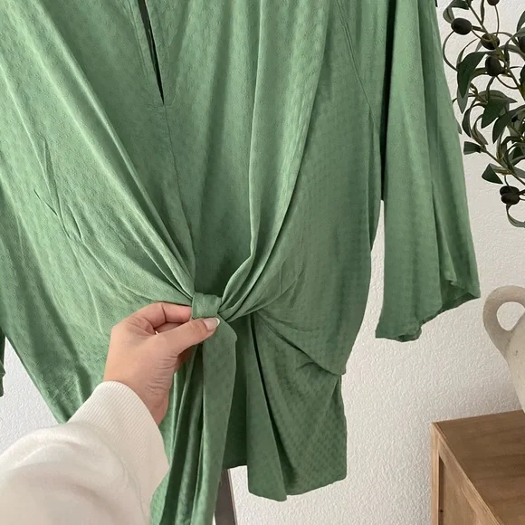 ALYA green top with front knot - Picture 7 of 8